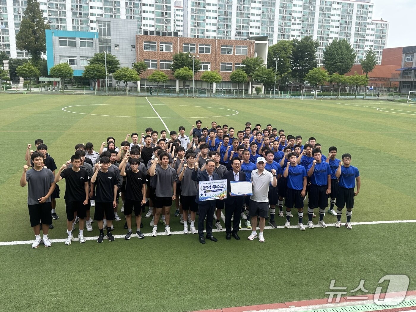 본문 이미지 - 안민석 경기교육감이 16일 경기 평택시 팽성읍 청담고등학교 운동장에서 열린 '다사런' 현판 전달식에 참석한 학생들과 기념촬영을 하고 있다.  2026.07.16 ⓒ 뉴스1  이윤희 기자