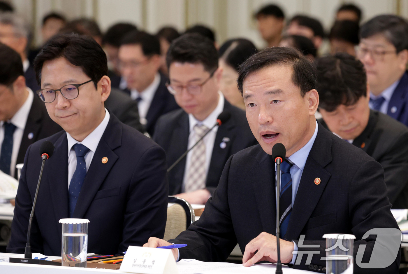 (서울=뉴스1) 허경 기자 = 김종철 방송미디어통신위원회 위원장이 16일 청와대 영빈관에서 열린 과학기술정보통신부, 방송미디어통신위원회, 개인정보보호위원회 2차 업무보고에서 보고하 …