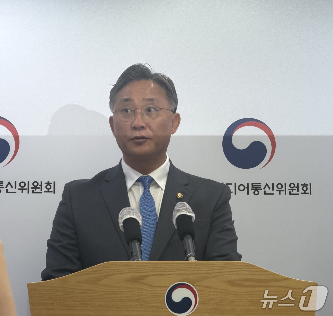 본문 이미지 - 고민수 방미통위 상임위원이 업무보고 사전브리핑에서 하반기 추진 계획에 대해 설명하고 있다. ⓒ뉴스1 신민경 기자