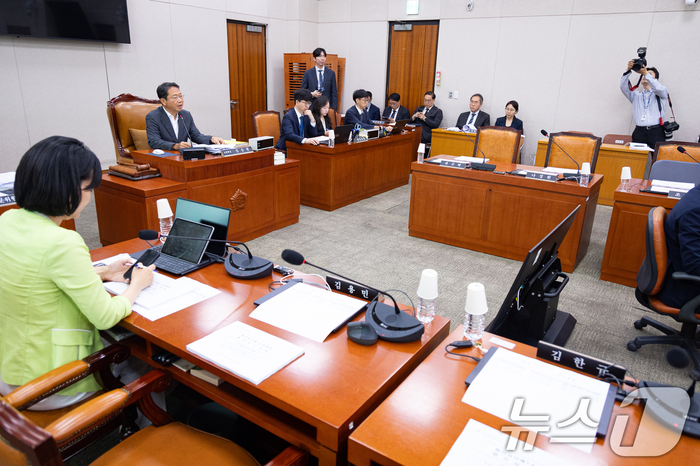 (서울=뉴스1) 유승관 기자 = 16일 서울 여의도 국회에서 열린 제437회 국회(임시회) 법제사법위원회 제4차 법안심사제1소위원회 회의장에 국민의힘 위원석이 비어 있다. 2026 …
