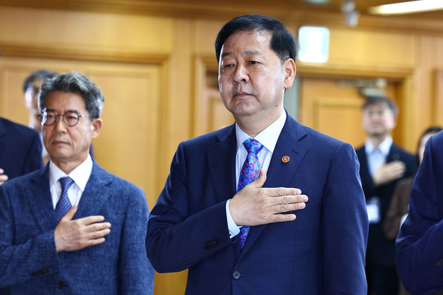 국민의례 하는 구윤철 부총리