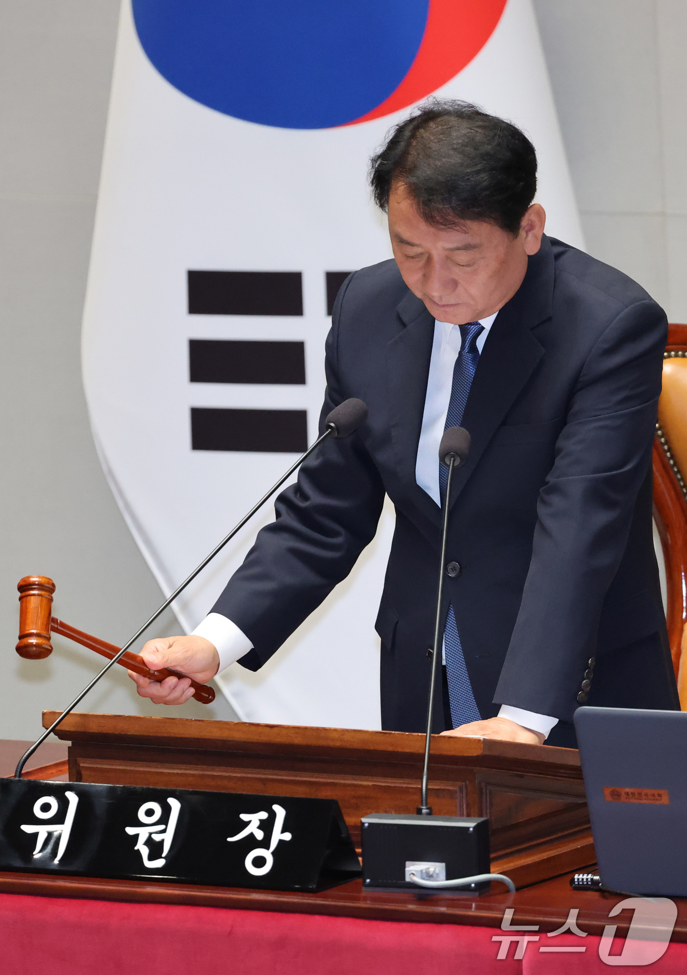 (서울=뉴스1) 신웅수 기자 = 이광재 위원장이 16일 서울 여의도 국회에서 열린 예산결산특별위원회 전체회의에서 의사봉을 두드리고 있다. 2026.7.16/뉴스1
