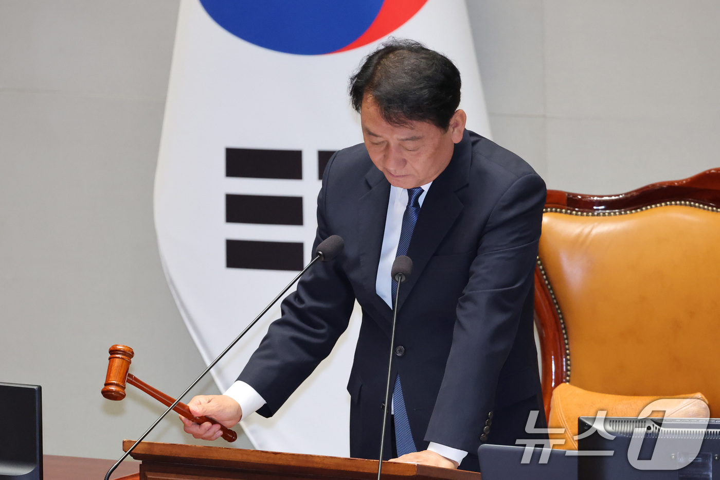 (서울=뉴스1) 신웅수 기자 = 이광재 위원장이 16일 서울 여의도 국회에서 열린 예산결산특별위원회 전체회의에서 의사봉을 두드리고 있다. 2026.7.16/뉴스1
