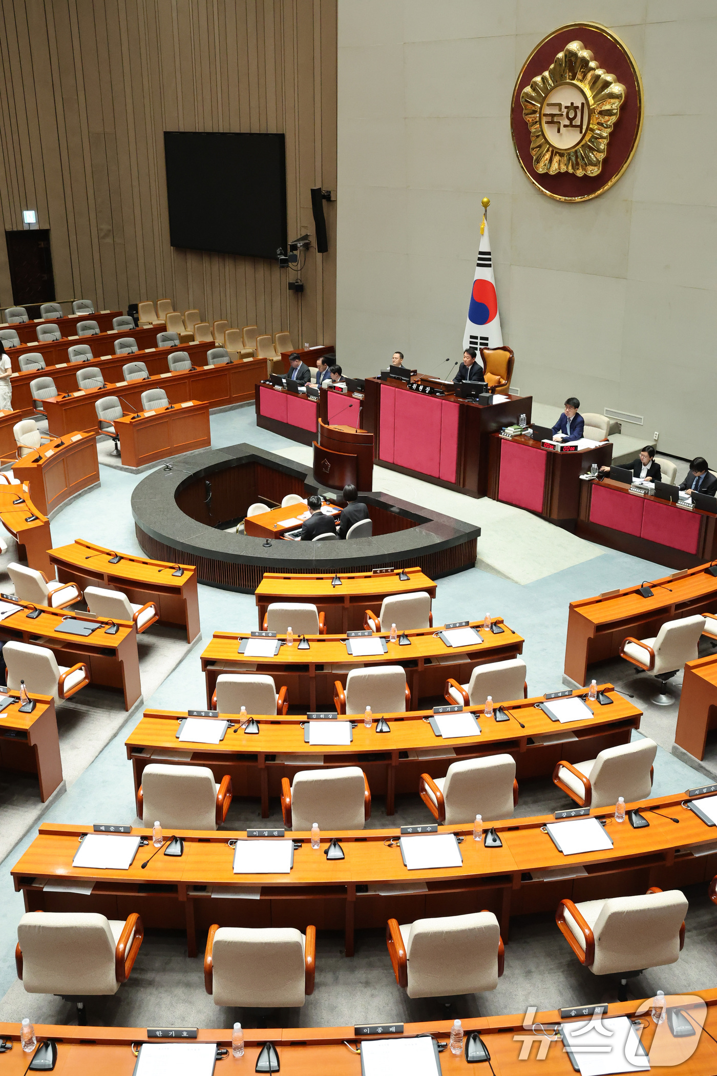 (서울=뉴스1) 신웅수 기자 = 이광재 위원장이 16일 서울 여의도 국회에서 열린 예산결산특별위원회 전체회의에서 의사봉을 두드리고 있다. 2026.7.16/뉴스1