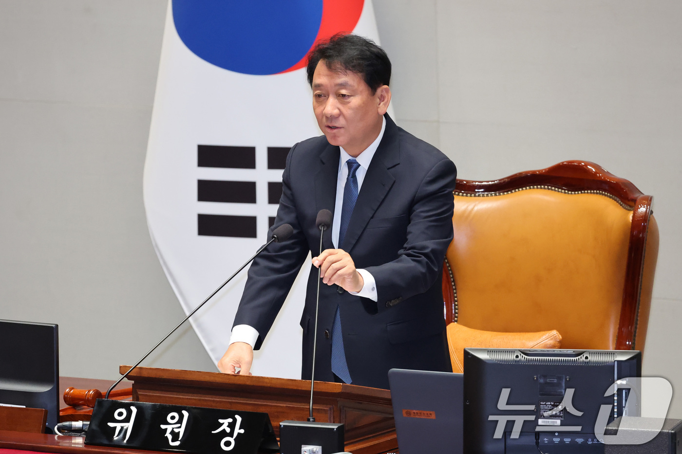 (서울=뉴스1) 신웅수 기자 = 이광재 위원장이 16일 서울 여의도 국회에서 열린 예산결산특별위원회 전체회의에서 의사봉을 두드리고 있다. 2026.7.16/뉴스1