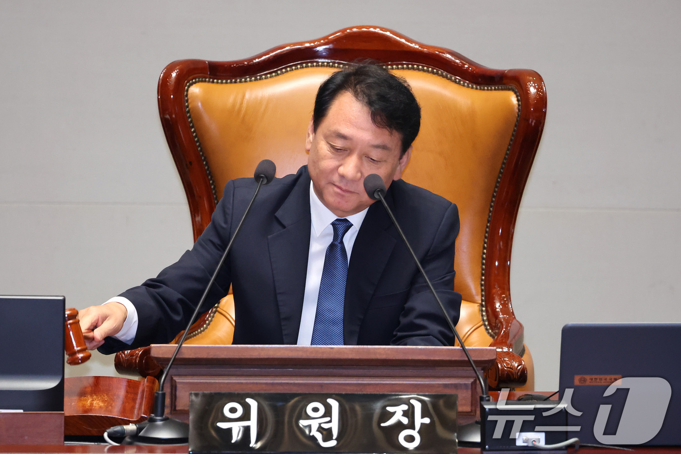 (서울=뉴스1) 신웅수 기자 = 이광재 위원장이 16일 서울 여의도 국회에서 열린 예산결산특별위원회 전체회의에서 의사봉을 두드리고 있다. 2026.7.16/뉴스1
