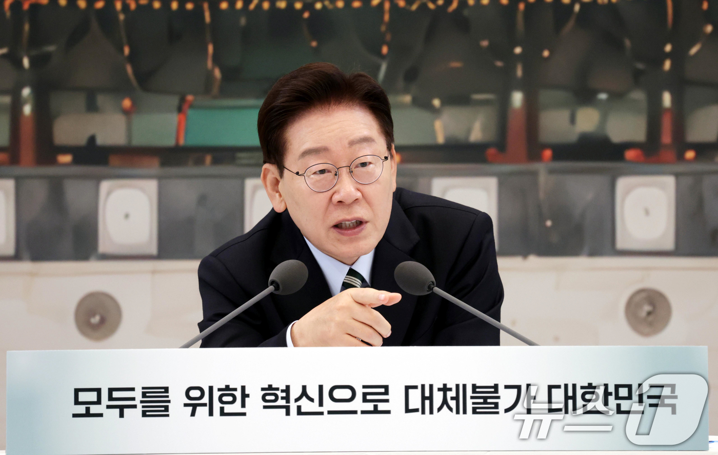 (서울=뉴스1) 허경 기자 = 이재명 대통령이 16일 청와대 영빈관에서 열린 과학기술정보통신부, 방송미디어통신위원회, 개인정보보호위원회 2차 업무보고에서 발언하고 있다. (청와대통 …