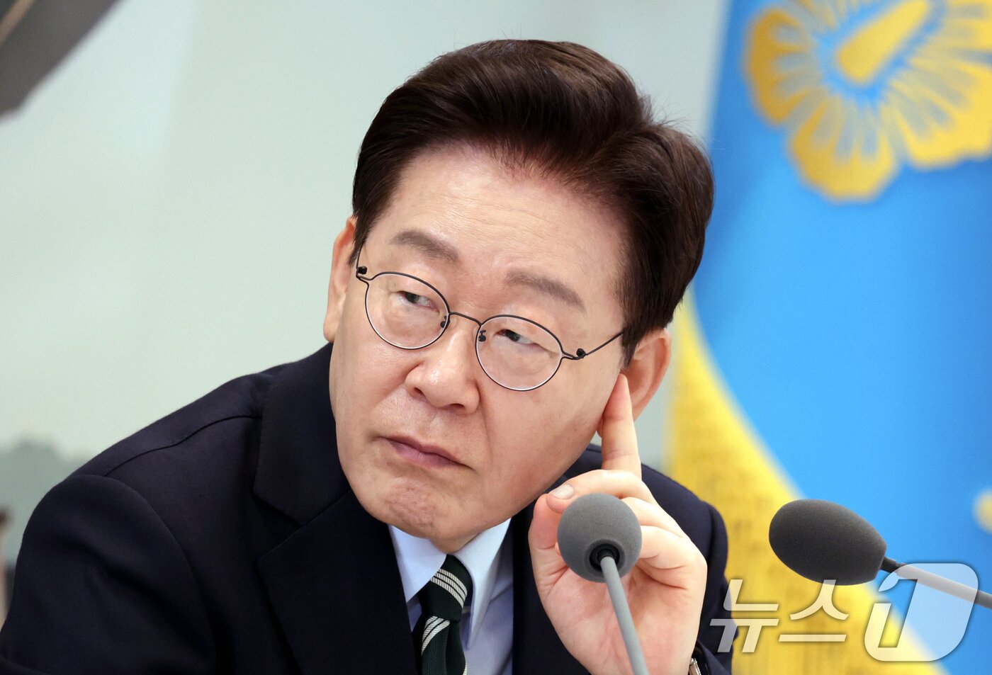 본문 이미지 - 이재명 대통령이 7월16일 청와대 영빈관에서 열린 과학기술정보통신부, 방송미디어통신위원회, 개인정보보호위원회 2차 업무보고에서 발언을 청취하고 있다. (청와대통신사진기자단) 2026.7.16 ⓒ 뉴스1 허경 기자