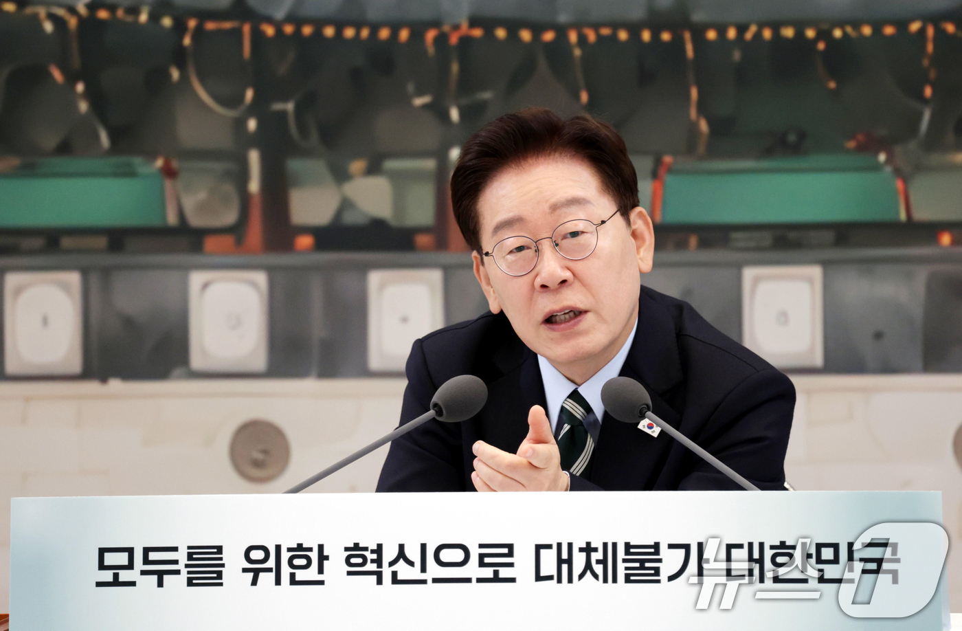 (서울=뉴스1) 허경 기자 = 이재명 대통령이 16일 청와대 영빈관에서 열린 과학기술정보통신부, 방송미디어통신위원회, 개인정보보호위원회 2차 업무보고에서 발언하고 있다. (청와대통 …