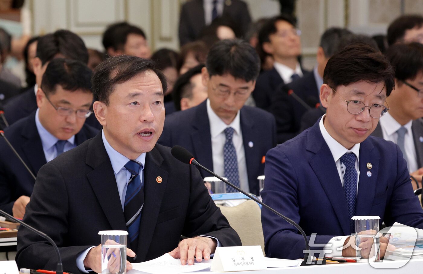 본문 이미지 - 김종철 방송미디어통신위원회 위원장이 16일 청와대 영빈관에서 열린 과학기술정보통신부, 방송미디어통신위원회, 개인정보보호위원회 2차 업무보고에서 보고하고 있다. (청와대통신사진기자단) 2026.7.16 ⓒ 뉴스1 허경 기자