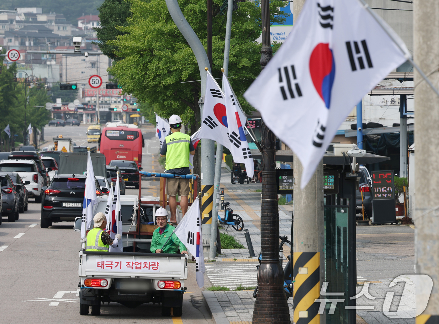 (수원=뉴스1) 김영운 기자 = 제78주년 제헌절을 하루 앞둔 16일 경기 수원시 장안구 관내에서 영화동 새마을지도자협의회 회원들이 태극기를 게양하고 있다.이날 게양한 태극기는 장 …