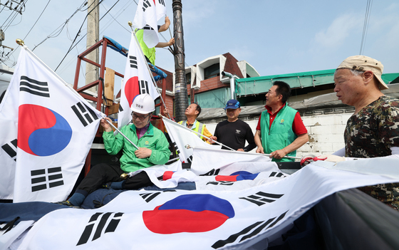 제헌절 앞두고 태극기 게양하는 새마을협의회 회원들