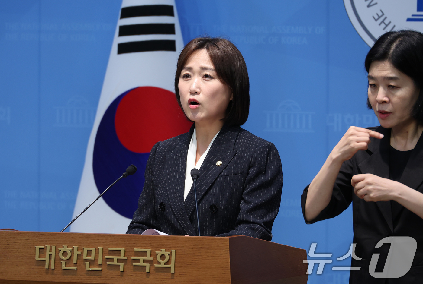 (서울=뉴스1) 신웅수 기자 = 백승아 더불어민주당 의원이 16일 서울 여의도 국회 소통관에서 국가책임 교원보호법 추진 기자회견을 하고 있다. 2026.7.16/뉴스1