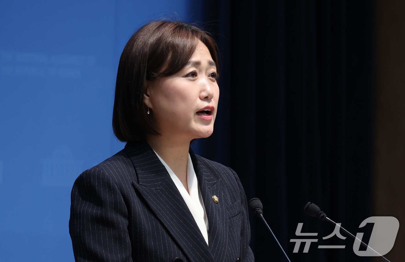 (서울=뉴스1) 신웅수 기자 = 백승아 더불어민주당 의원이 16일 서울 여의도 국회 소통관에서 국가책임 교원보호법 추진 기자회견을 하고 있다. 2026.7.16/뉴스1