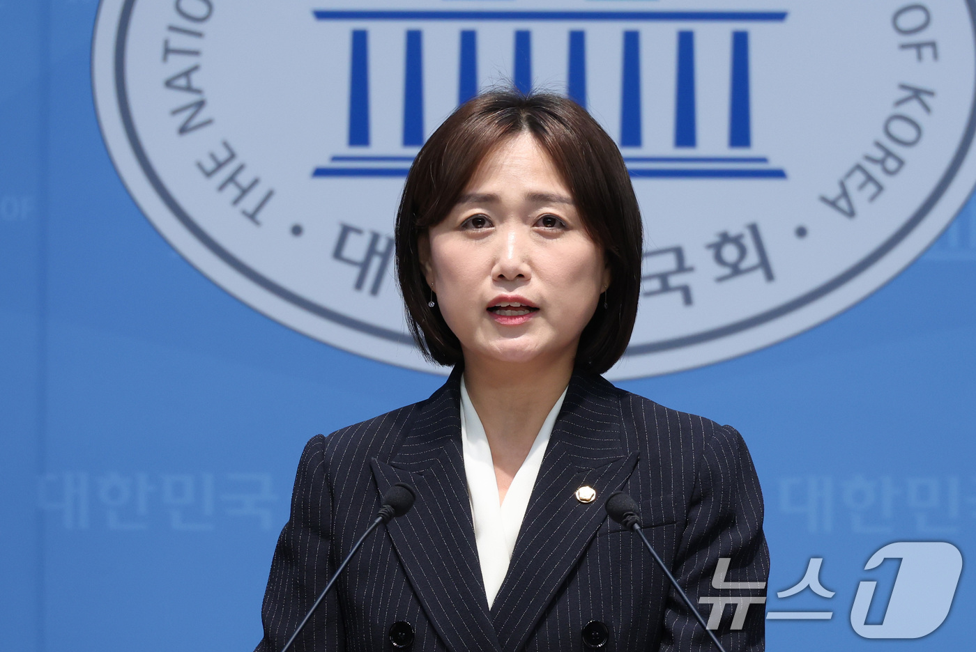 (서울=뉴스1) 신웅수 기자 = 백승아 더불어민주당 의원이 16일 서울 여의도 국회 소통관에서 국가책임 교원보호법 추진 기자회견을 하고 있다. 2026.7.16/뉴스1