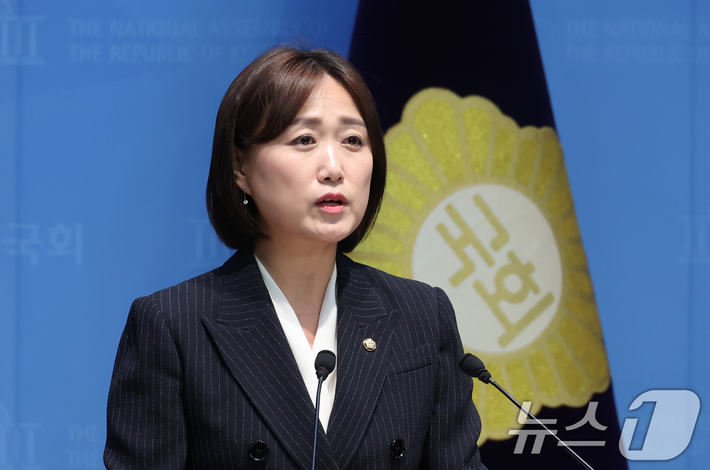 (서울=뉴스1) 신웅수 기자 = 백승아 더불어민주당 의원이 16일 서울 여의도 국회 소통관에서 국가책임 교원보호법 추진 기자회견을 하고 있다. 2026.7.16/뉴스1