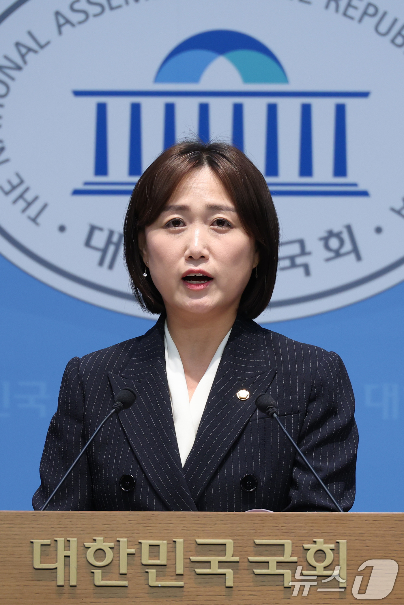 (서울=뉴스1) 신웅수 기자 = 백승아 더불어민주당 의원이 16일 서울 여의도 국회 소통관에서 국가책임 교원보호법 추진 기자회견을 하고 있다. 2026.7.16/뉴스1