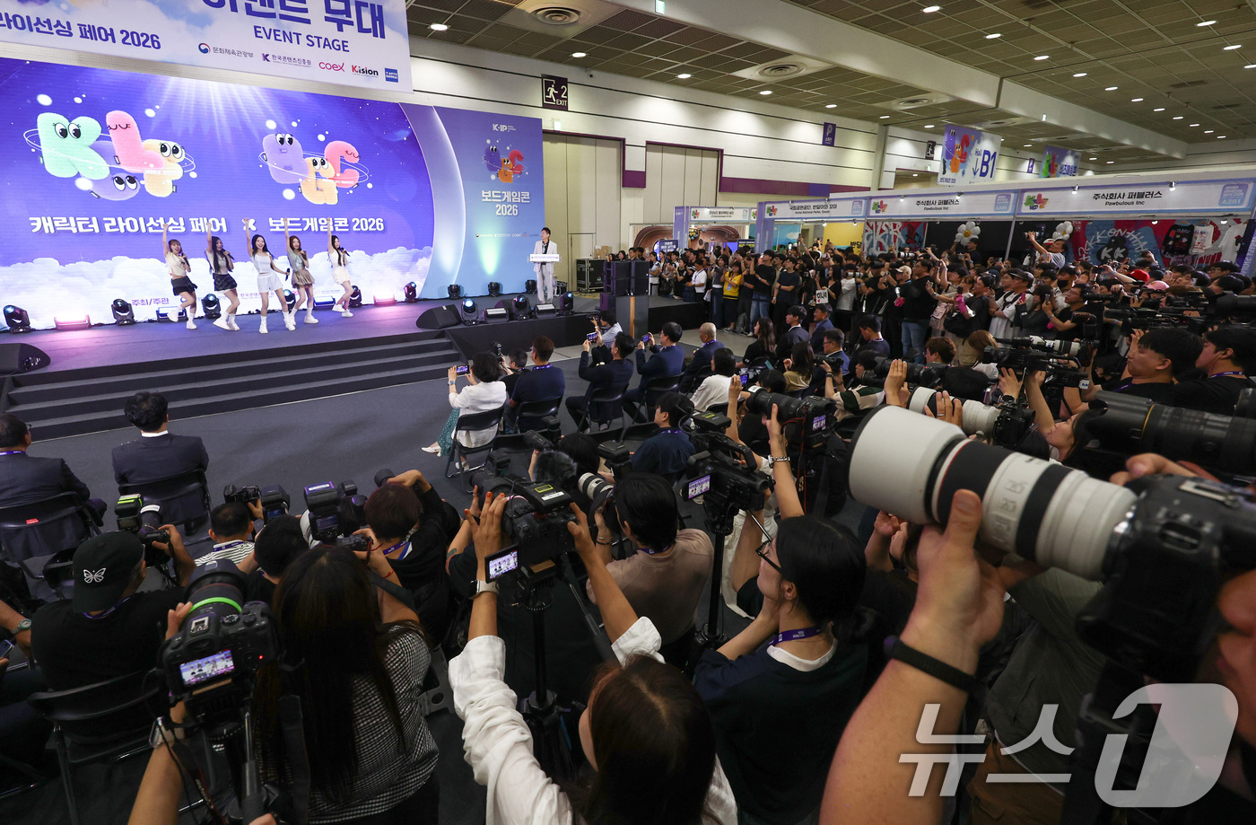 (서울=뉴스1) 최지환 기자 = 그룹 리센느가 16일 오전 서울 강남구 코엑스에서 열린 캐릭터 라이선싱 페어 2026 개막식에서 축하공연을 하고 있다. 2026.7.16/뉴스1