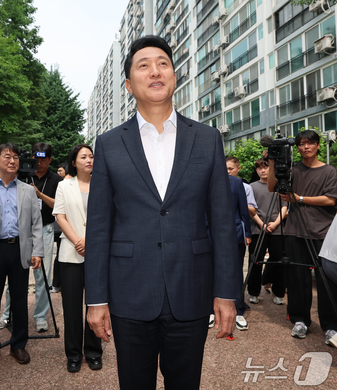 (서울=뉴스1) 오대일 기자 = 오세훈 서울시장이 16일 준공업지역 공동주택 용적률 완화가 적용된 서울 영등포구 양평 신동아아파트 재건축단지를 방문해 사업 추진 상황을 점검하고 있 …