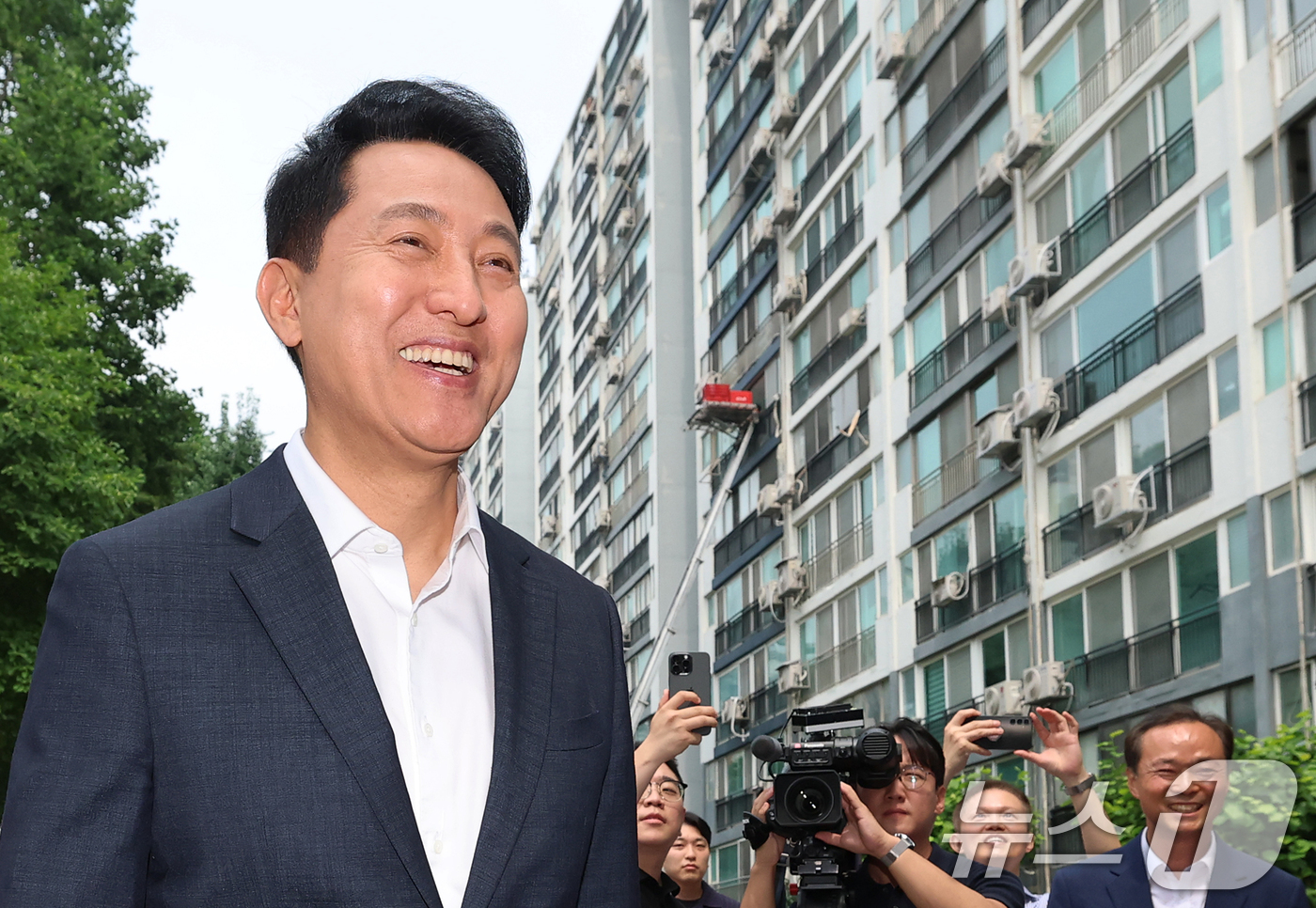 (서울=뉴스1) 오대일 기자 = 오세훈 서울시장이 16일 준공업지역 공동주택 용적률 완화가 적용된 서울 영등포구 양평 신동아아파트 재건축단지를 방문해 사업 추진 상황을 점검하며 활 …