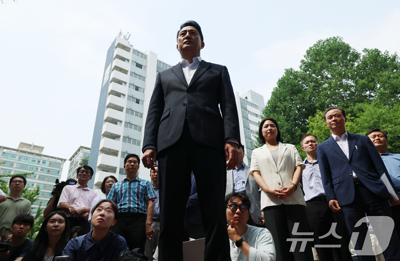 (서울=뉴스1) 오대일 기자 = 오세훈 서울시장이 16일 준공업지역 공동주택 용적률 완화가 적용된 서울 영등포구 양평 신동아아파트 재건축단지를 방문해 사업 추진 상황을 보고받고 있 …