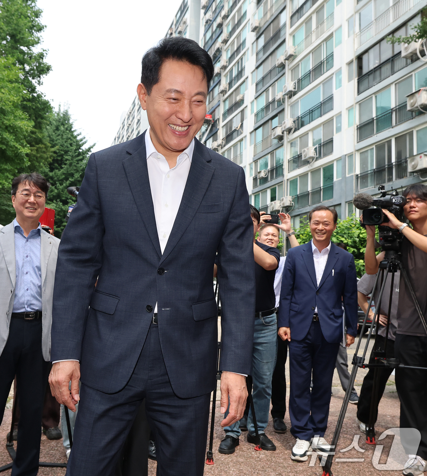 (서울=뉴스1) 오대일 기자 = 오세훈 서울시장이 16일 준공업지역 공동주택 용적률 완화가 적용된 서울 영등포구 양평 신동아아파트 재건축단지를 방문해 사업 추진 상황을 점검하며 활 …