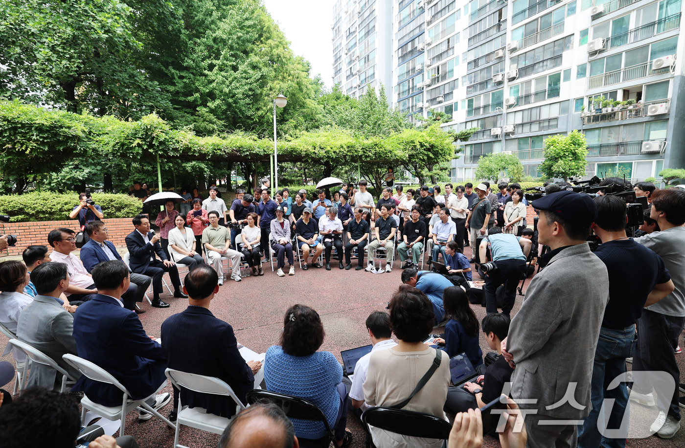 (서울=뉴스1) 오대일 기자 = 오세훈 서울시장이 16일 준공업지역 공동주택 용적률 완화가 적용된 서울 영등포구 양평 신동아아파트 재건축단지를 방문해 사업 추진 상황을 점검한 후 …