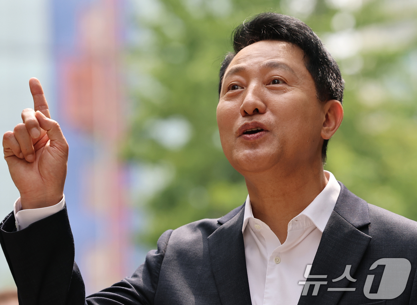 (서울=뉴스1) 오대일 기자 = 오세훈 서울시장이 16일 준공업지역 공동주택 용적률 완화가 적용된 서울 영등포구 양평 신동아아파트 재건축단지를 방문해 사업 추진 상황을 점검하고 있 …