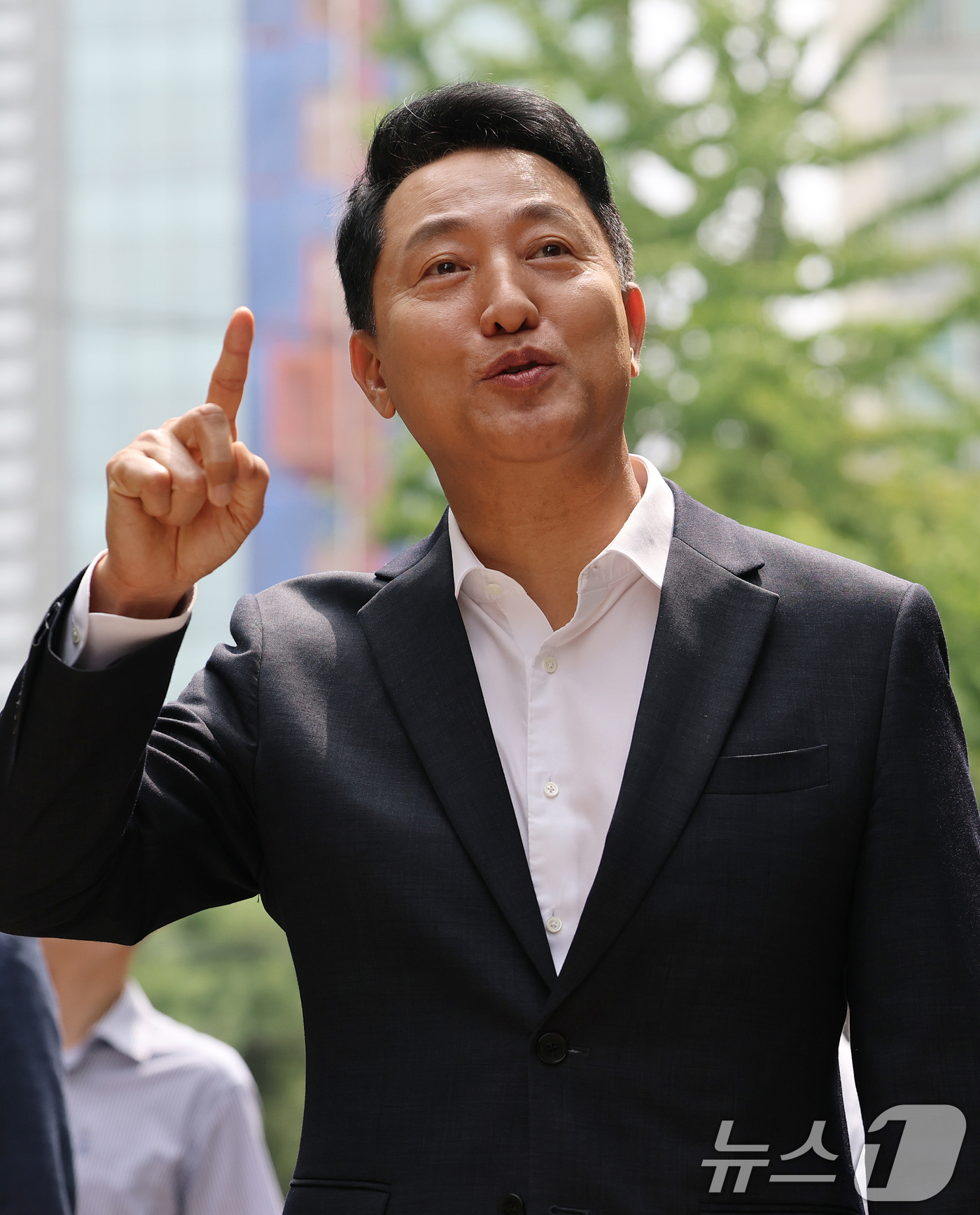 (서울=뉴스1) 오대일 기자 = 오세훈 서울시장이 16일 준공업지역 공동주택 용적률 완화가 적용된 서울 영등포구 양평 신동아아파트 재건축단지를 방문해 사업 추진 상황을 점검하고 있 …