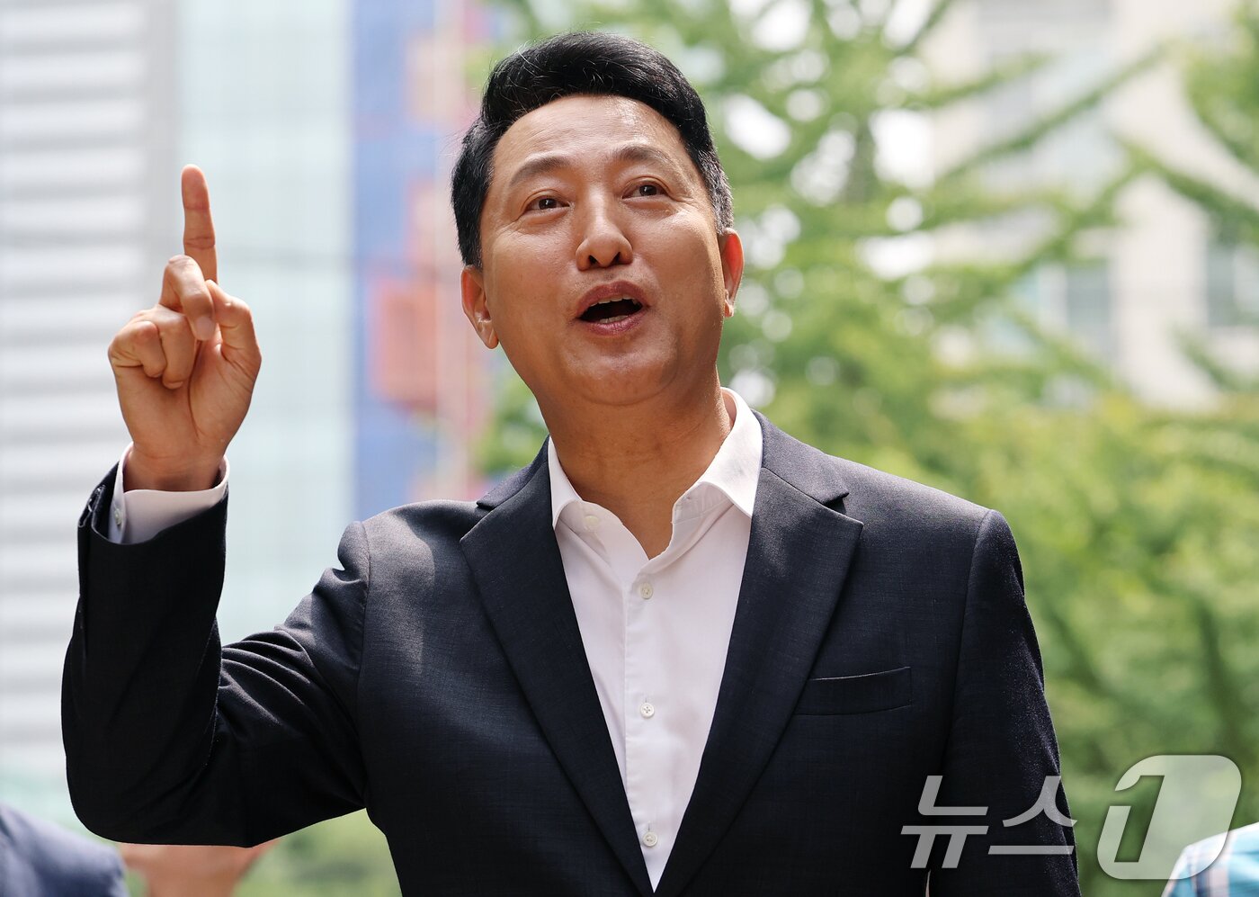본문 이미지 - 오세훈 서울시장이 16일 준공업지역 공동주택 용적률 완화가 적용된 서울 영등포구 양평 신동아아파트 재건축단지를 방문해 사업 추진 상황을 점검하고 있다. 2026.7.16 ⓒ 뉴스1 오대일 기자