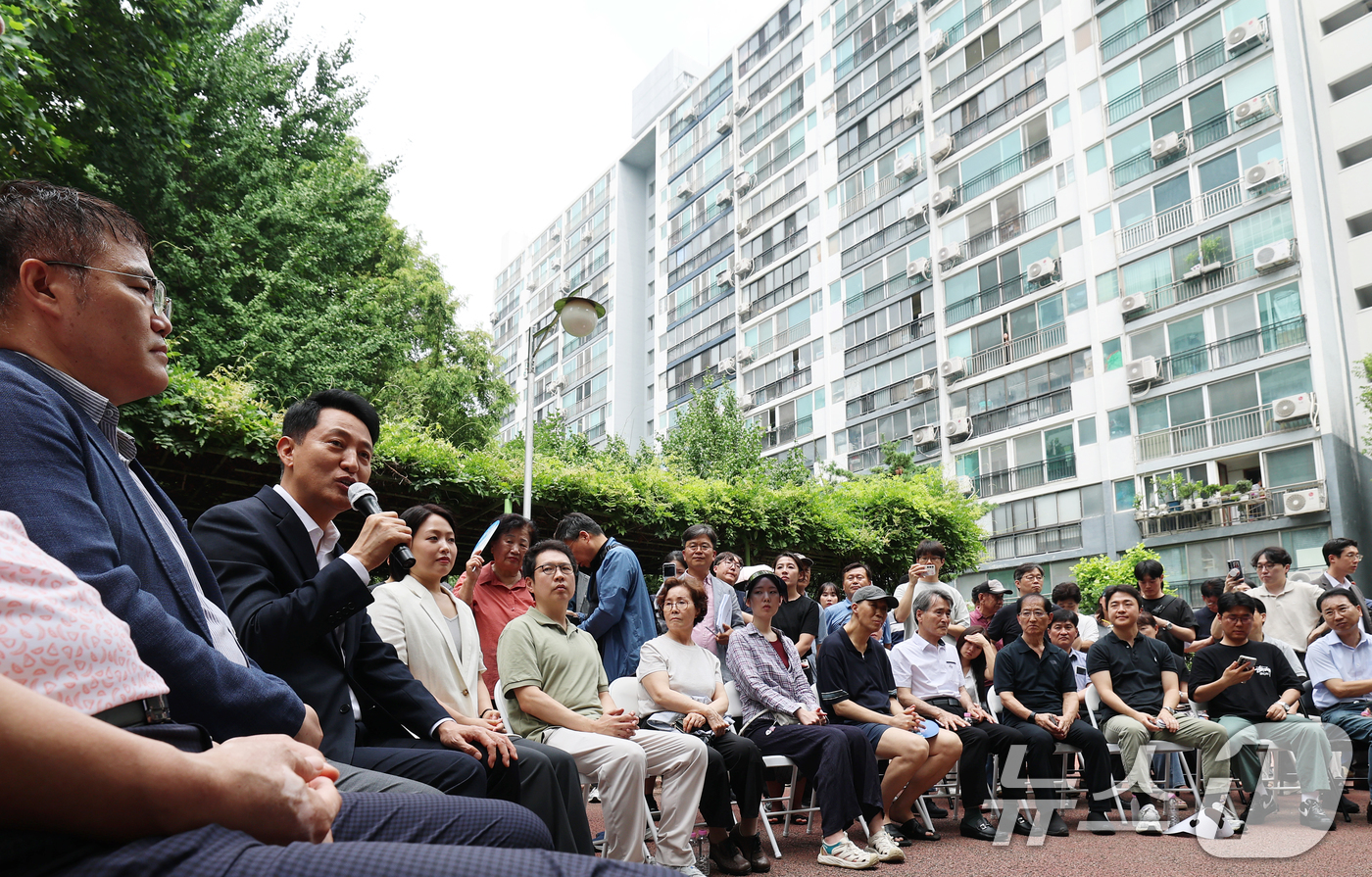 (서울=뉴스1) 오대일 기자 = 오세훈 서울시장이 16일 준공업지역 공동주택 용적률 완화가 적용된 서울 영등포구 양평 신동아아파트 재건축단지를 방문해 사업 추진 상황을 점검한 후 …