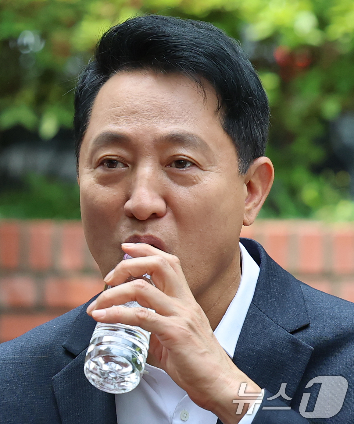 (서울=뉴스1) 오대일 기자 = 오세훈 서울시장이 16일 준공업지역 공동주택 용적률 완화가 적용된 서울 영등포구 양평 신동아아파트 재건축단지에서 열린 주민 간담회에서 잠시 목을 축 …