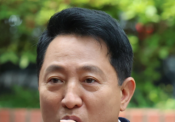 목 축이는 오세훈