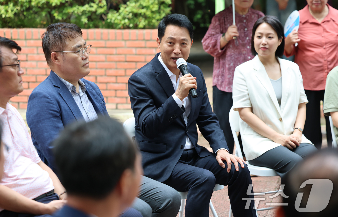 (서울=뉴스1) 오대일 기자 = 오세훈 서울시장이 16일 준공업지역 공동주택 용적률 완화가 적용된 서울 영등포구 양평 신동아아파트 재건축단지에서 열린 주민 간담회에서 발언하고 있다 …