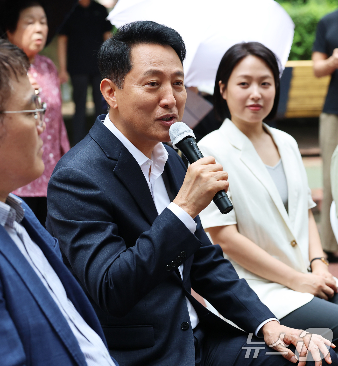 (서울=뉴스1) 오대일 기자 = 오세훈 서울시장이 16일 준공업지역 공동주택 용적률 완화가 적용된 서울 영등포구 양평 신동아아파트 재건축단지에서 열린 주민 간담회에서 발언하고 있다 …