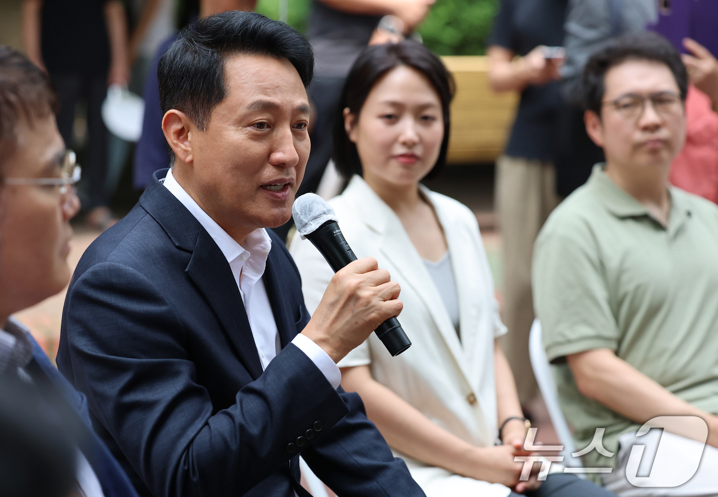 (서울=뉴스1) 오대일 기자 = 오세훈 서울시장이 16일 준공업지역 공동주택 용적률 완화가 적용된 서울 영등포구 양평 신동아아파트 재건축단지에서 열린 주민 간담회에서 발언하고 있다 …