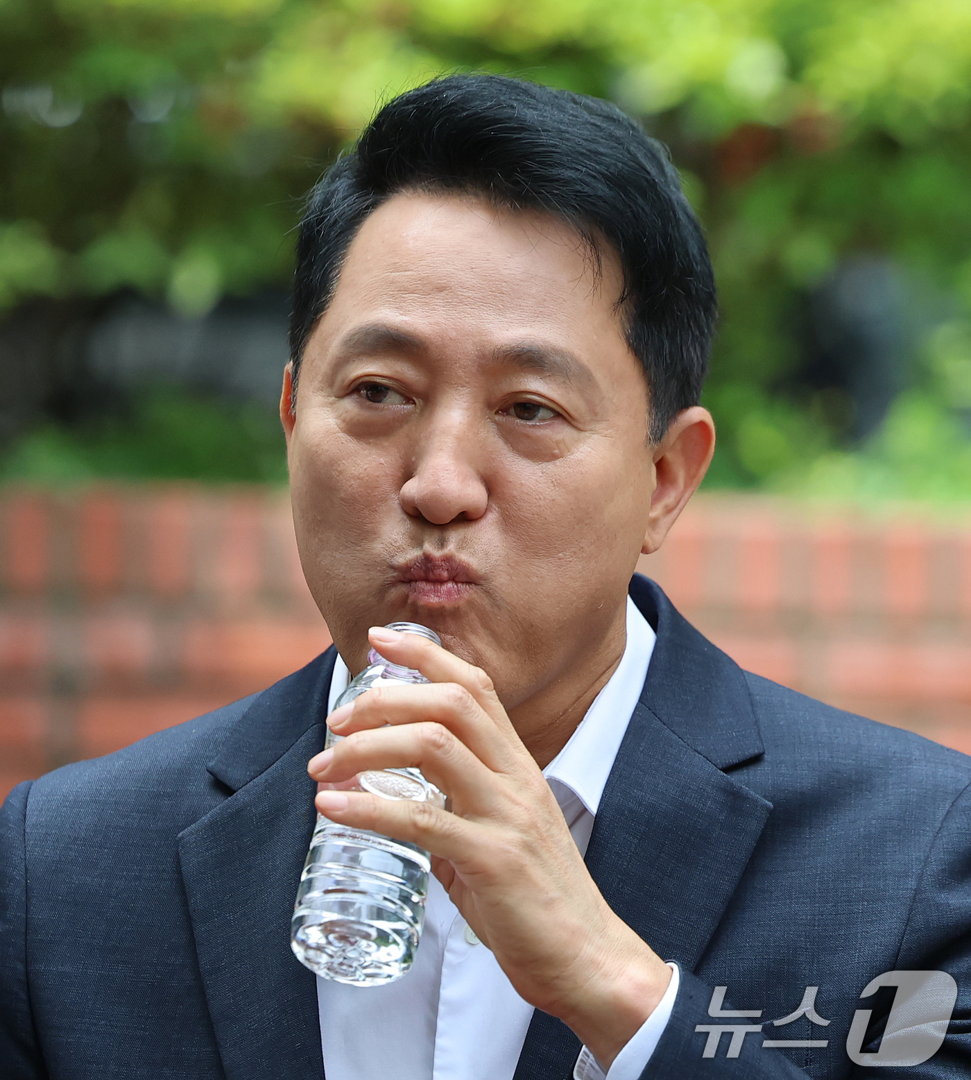 (서울=뉴스1) 오대일 기자 = 오세훈 서울시장이 16일 준공업지역 공동주택 용적률 완화가 적용된 서울 영등포구 양평 신동아아파트 재건축단지에서 열린 주민 간담회에서 잠시 목을 축 …
