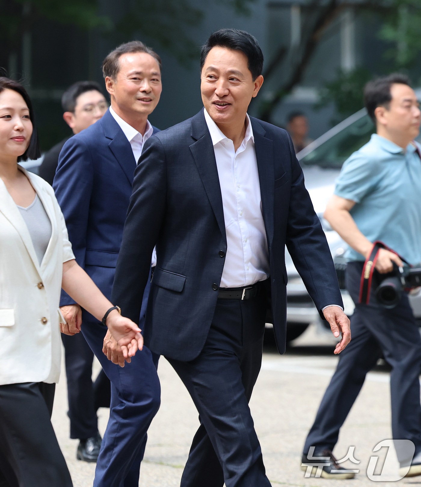 (서울=뉴스1) 오대일 기자 = 오세훈 서울시장이 16일 준공업지역 공동주택 용적률 완화가 적용된 서울 영등포구 양평 신동아아파트 재건축단지를 방문하고 있다.  2026.7.16/ …