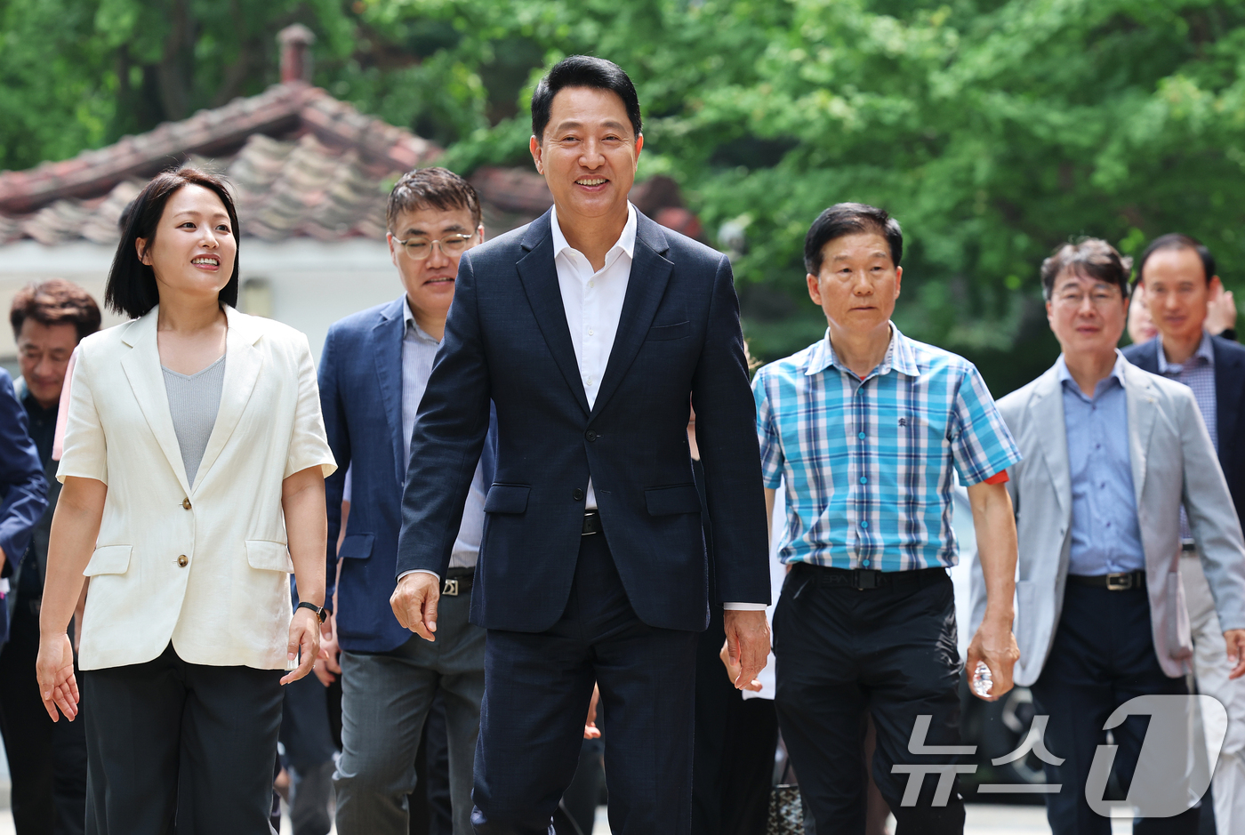 (서울=뉴스1) 오대일 기자 = 오세훈 서울시장이 16일 준공업지역 공동주택 용적률 완화가 적용된 서울 영등포구 양평 신동아아파트 재건축단지를 방문해 사업 추진 상황을 점검하고 있 …