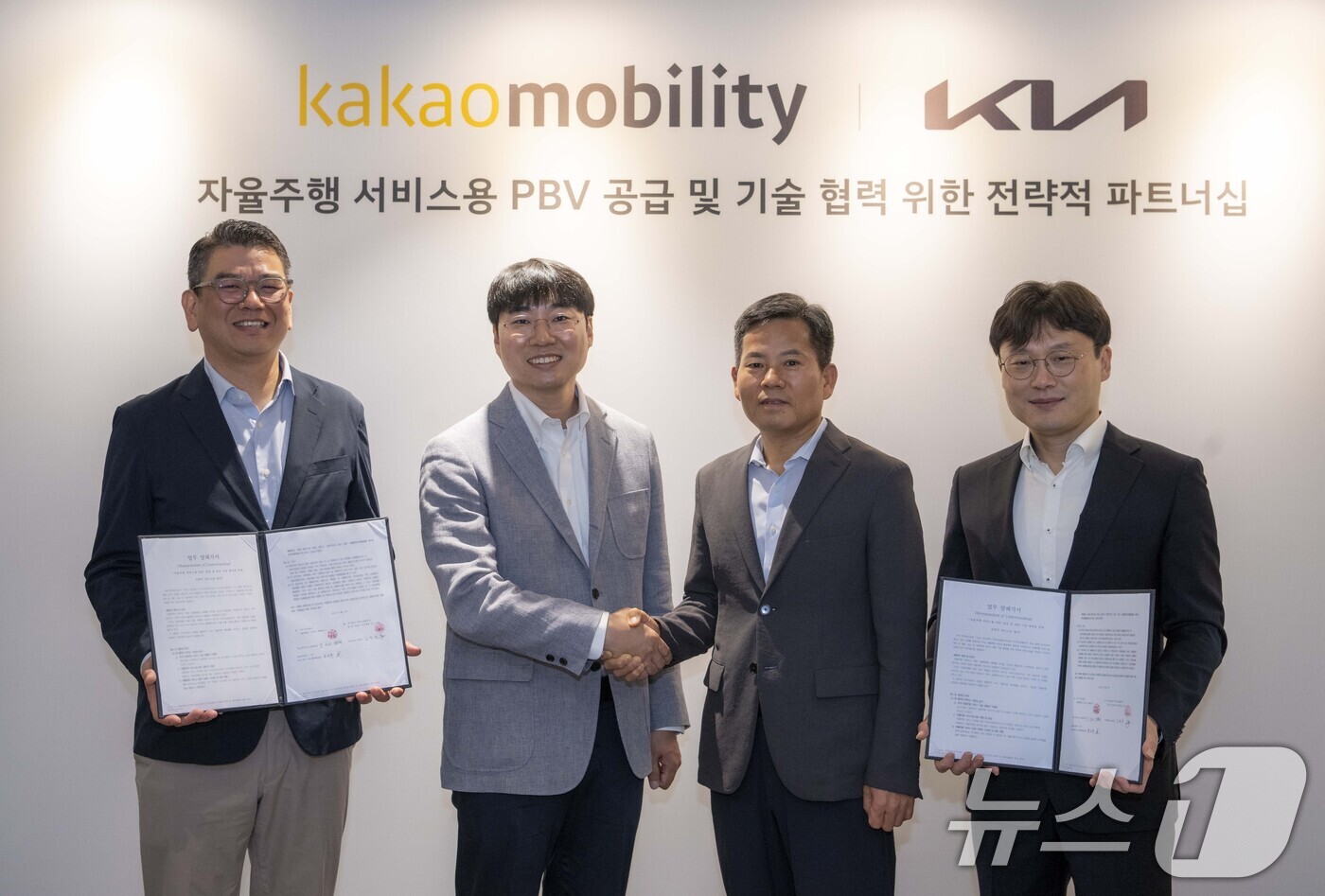 (서울=뉴스1) = 카카오모빌리티 사업부문총괄 안규진 부사장(왼쪽부터), 피지컬 AI 부문장 김진규 부사장, 기아 PBV비즈니스사업부장 김상대 부사장, SDV플랫폼담당 유지한 부사 …