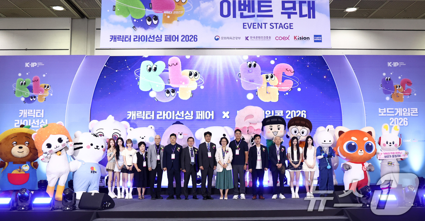 (서울=뉴스1) 최지환 기자 = 16일 오전 서울 강남구 코엑스에서 열린 캐릭터 라이선싱 페어 2026 개막식에서 김윤지 한국콘텐츠진흥원 원장, 걸그룹 리센느를 비롯한 참석자들이 …