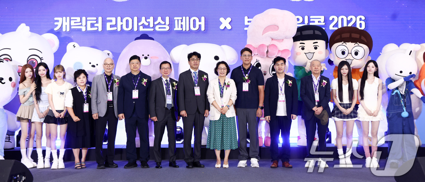 (서울=뉴스1) 최지환 기자 = 16일 오전 서울 강남구 코엑스에서 열린 캐릭터 라이선싱 페어 2026 개막식에서 김윤지 한국콘텐츠진흥원 원장, 걸그룹 리센느를 비롯한 참석자들이 …