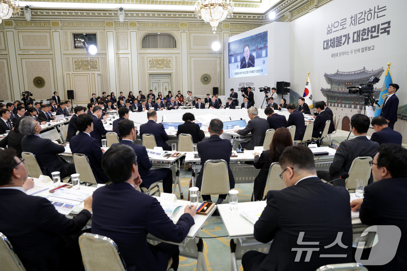 (서울=뉴스1) 허경 기자 = 이재명 대통령이 16일 청와대 영빈관에서 열린 과학기술정보통신부, 방송미디어통신위원회, 개인정보보호위원회 2차 업무보고에서 발언하고 있다. (청와대통 …