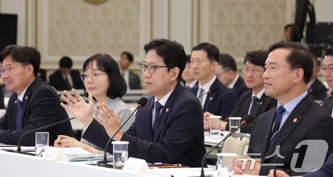 본문 이미지 - 배경훈 부총리 겸 과학기술정보통신부 장관이 16일 청와대 영빈관에서 열린 과학기술정보통신부, 방송미디어통신위원회, 개인정보보호위원회 2차 업무보고에서 보고하고 있다. (청와대통신사진기자단) 2026.7.16 ⓒ 뉴스1 허경 기자