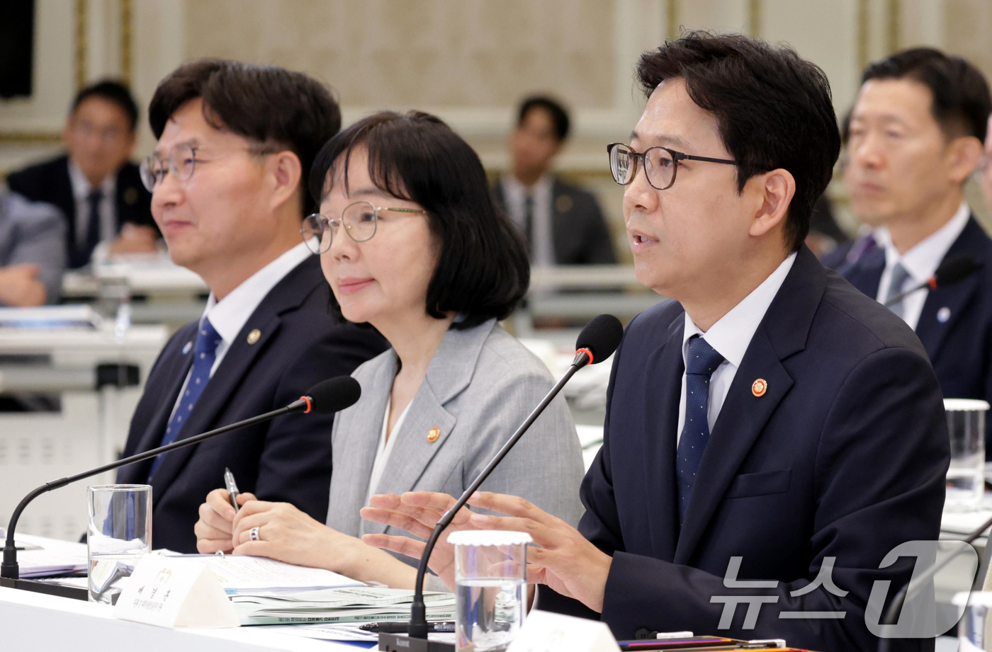 (서울=뉴스1) 허경 기자 = 배경훈 부총리 겸 과학기술정보통신부 장관이 16일 청와대 영빈관에서 열린 과학기술정보통신부, 방송미디어통신위원회, 개인정보보호위원회 2차 업무보고에서 …