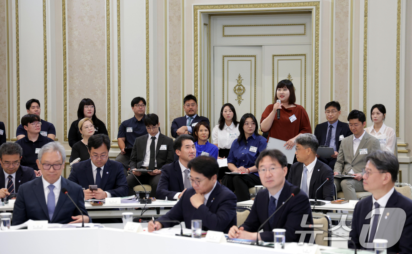 (서울=뉴스1) 허경 기자 = 16일 청와대 영빈관에서 열린 과학기술정보통신부, 방송미디어통신위원회, 개인정보보호위원회 2차 업무보고에서 국민참여단이 발언을 하고 있다.  (청와대 …