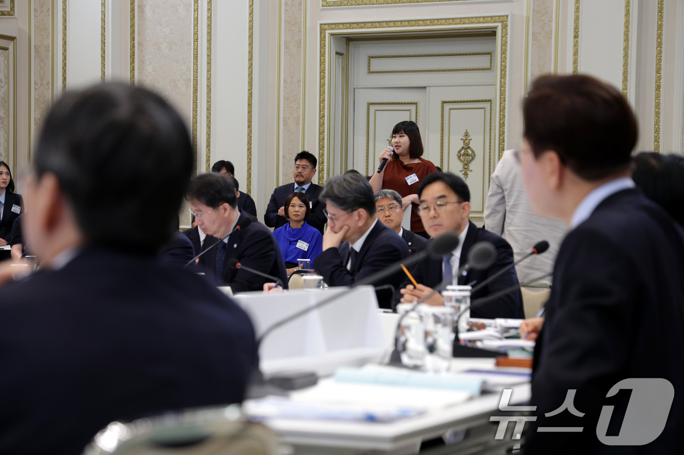 (서울=뉴스1) 허경 기자 = 16일 청와대 영빈관에서 열린 과학기술정보통신부, 방송미디어통신위원회, 개인정보보호위원회 2차 업무보고에서 국민참여단이 발언을 하고 있다.  (청와대 …