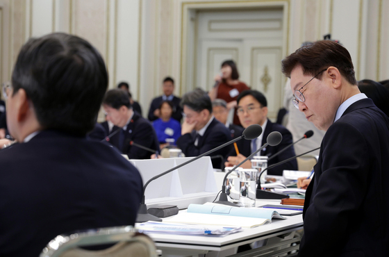 국민참여단 발언 청취하는 이재명 대통령