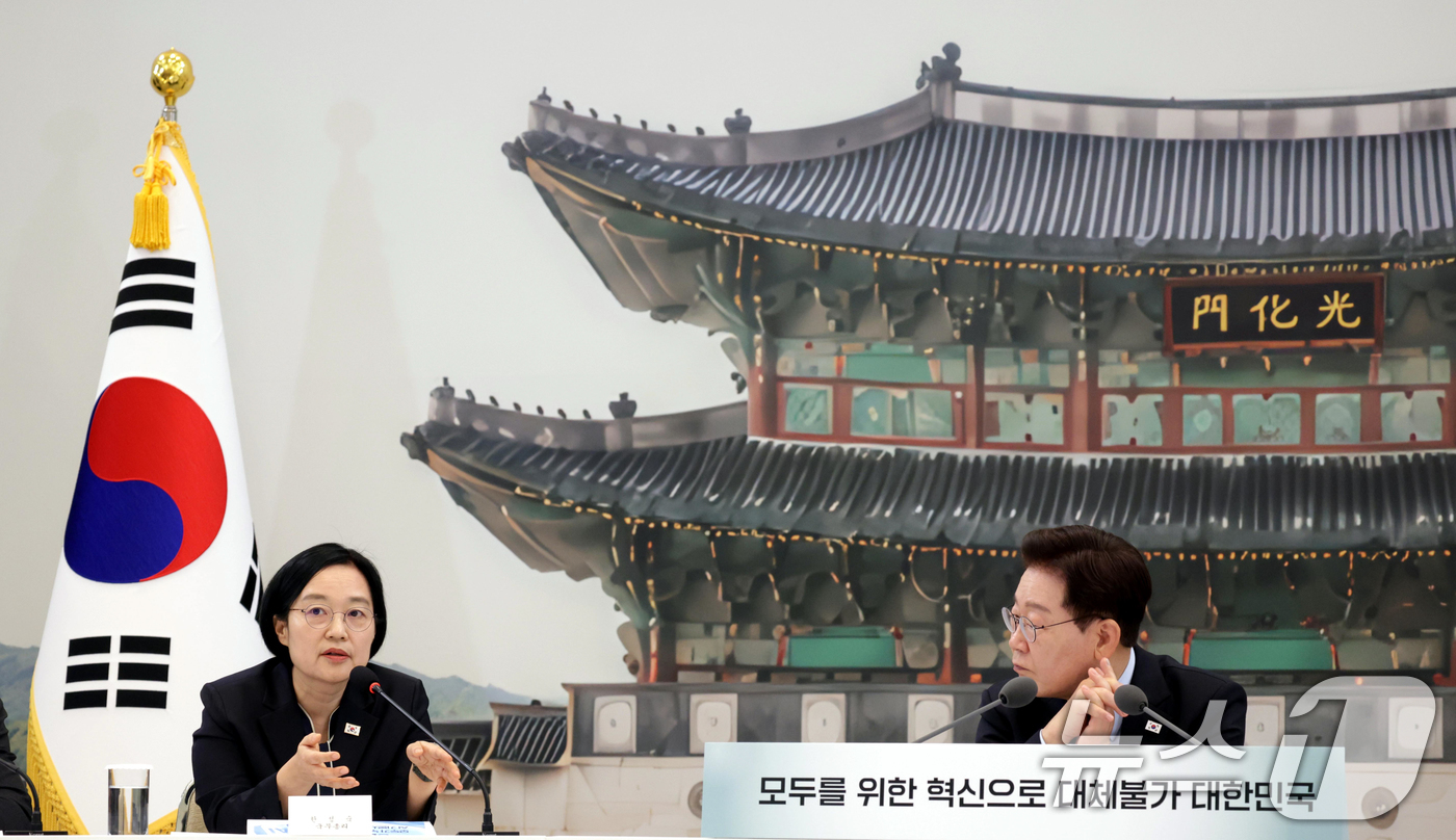 (서울=뉴스1) 허경 기자 = 한성숙 국무총리가 16일 청와대 영빈관에서 열린 과학기술정보통신부, 방송미디어통신위원회, 개인정보보호위원회 2차 업무보고에서 발언하고 있다. (청와대 …