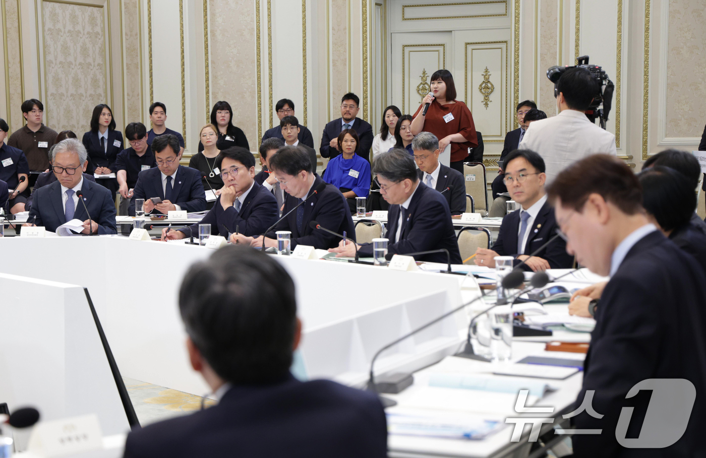 (서울=뉴스1) 허경 기자 = 16일 청와대 영빈관에서 열린 과학기술정보통신부, 방송미디어통신위원회, 개인정보보호위원회 2차 업무보고에서 국민참여단이 발언을 하고 있다.  (청와대 …